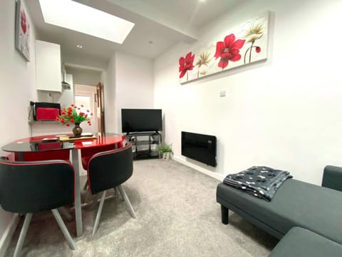 TV and multimedia, Kitchen or kitchenette, Seating area, Dining area