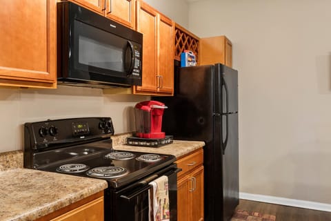 Coffee/tea facilities, Kitchen or kitchenette, dishwasher, stove, toaster, kitchen, kitchen