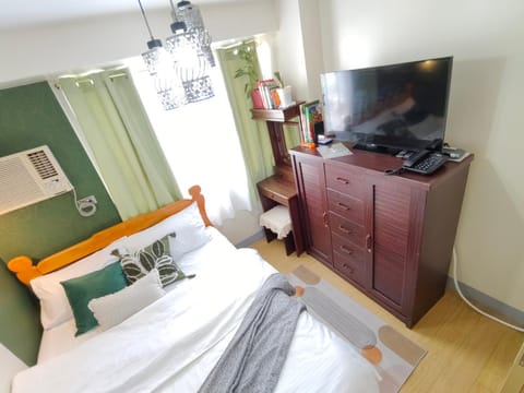 Bed, TV and multimedia, Photo of the whole room, Bedroom