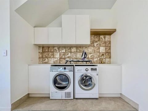 Kitchen or kitchenette, dishwasher, minibar, washing machine, dryer