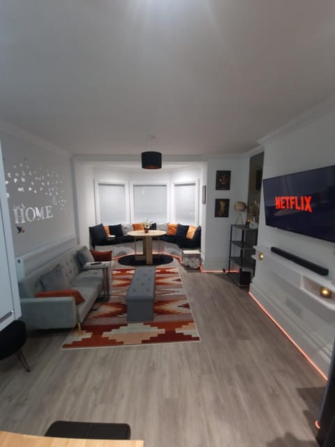 TV and multimedia, Living room, Seating area, Dining area