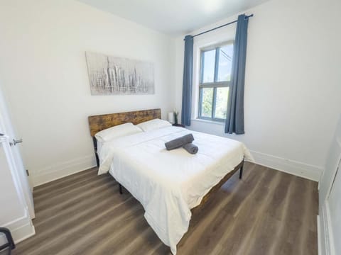 Superb 4 Beds Apt 5mins To Beaubien Metro Apartment in Laval