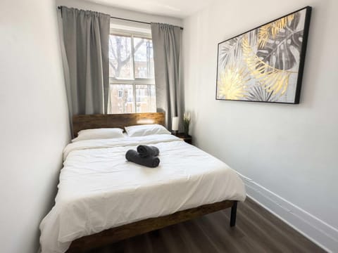 Superb 4 Beds Apt 5mins To Beaubien Metro Apartment in Laval