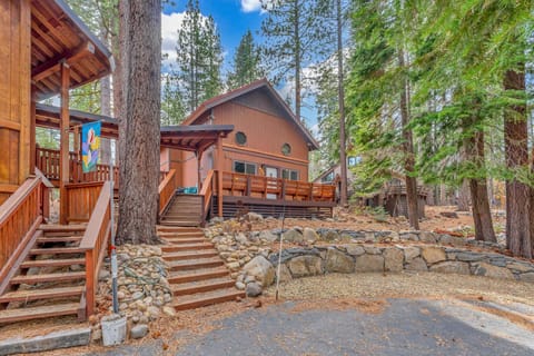 Tahoe City Retreat Forest Views and Fireplace House in Tahoe City