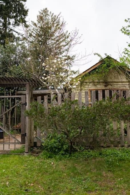 Lakefront Cottage, Salt Spring Island Casa in Galiano Island