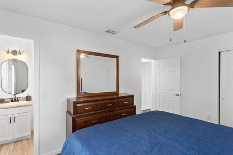 6 minutes away from the beach 4 BD Retreat w free parking Apartment in Tampa