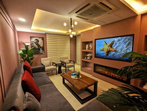 Communal lounge/ TV room, TV and multimedia, Living room, Seating area, Evening entertainment