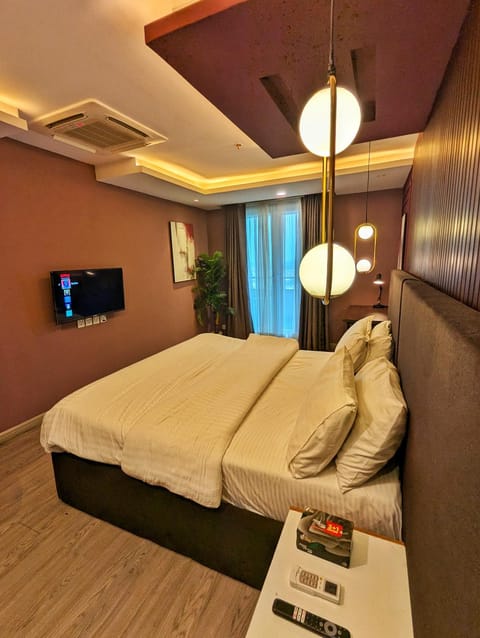 Communal lounge/ TV room, Bed, TV and multimedia, Photo of the whole room, Evening entertainment, Bedroom, air conditioner