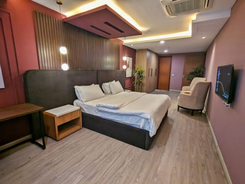 Communal lounge/ TV room, Bed, TV and multimedia, Living room, Photo of the whole room, Seating area, Evening entertainment, Bedroom, wardrobe