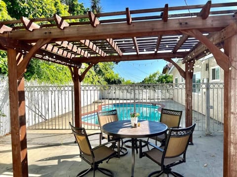 Jie's Choice - Wandering Poolside Retreat House in Monterey Park