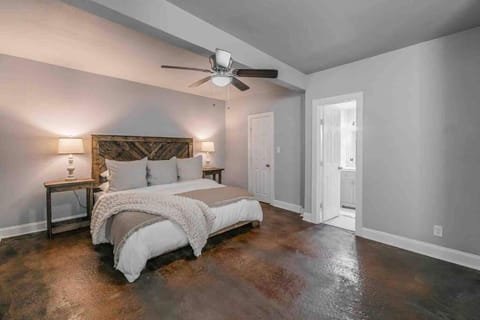 Close To TCU, King Bed and Sleeps 4 Villa in Fort Worth