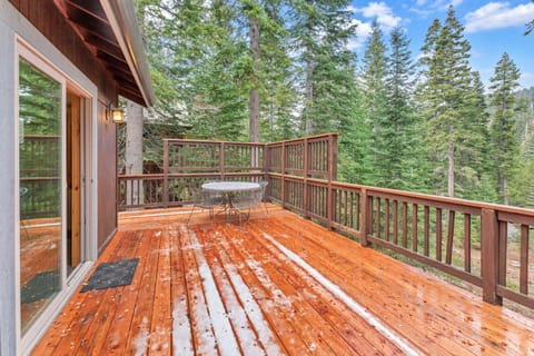 Tahoe Retreat with Scenic Views and Spacious Deck Casa in Kingswood Estates