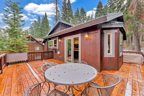 Tahoe Retreat with Scenic Views and Spacious Deck Casa in Kingswood Estates