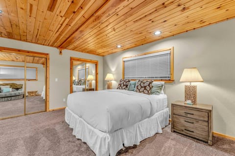 Tahoe Retreat with Scenic Views and Spacious Deck Casa in Kingswood Estates