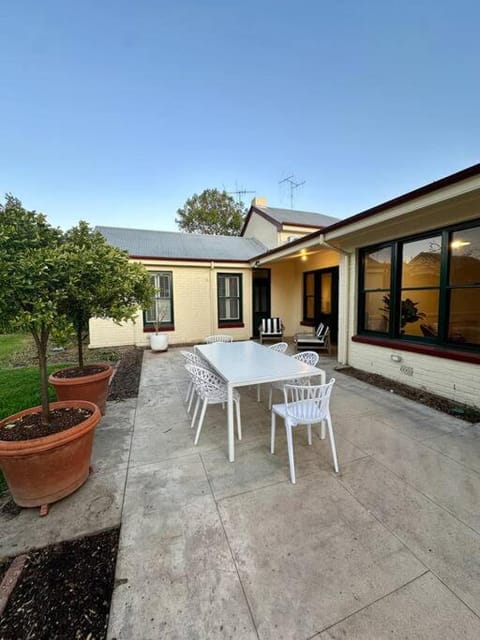 Bellisle - 1880's period home in Central Albury House in Wodonga