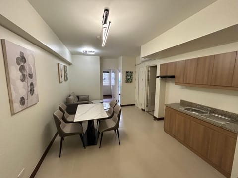 Kitchen or kitchenette, Dining area, minibar