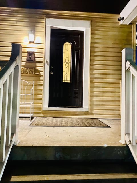 Covington KY Entire House 5 Beds 3 Bedrooms 2 bathrooms with available parking Apartment in Covington