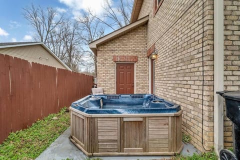 Cozy 2B Townhouse - Hot Tub House in Kannapolis