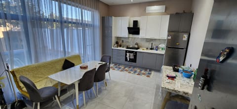 Coffee/tea facilities, Kitchen or kitchenette, Dining area, toaster