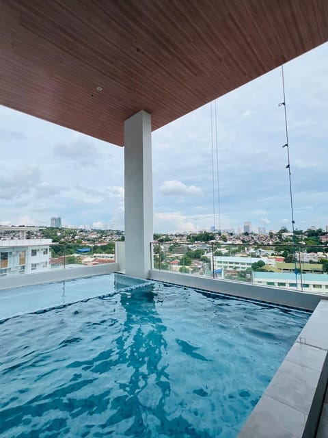 City Stay Studio near Cebu Uptown Pool Netflix Fast Wifi Apartment in Cebu City