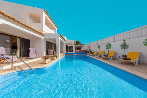 Property building, Patio, Day, Swimming pool, sunbed