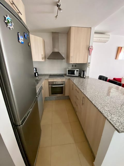 Kitchen or kitchenette, dishwasher, oven