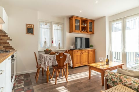 TV and multimedia, Kitchen or kitchenette, Living room, Seating area, Dining area, Evening entertainment