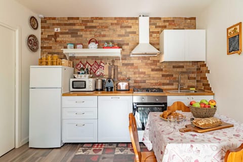 Coffee/tea facilities, Kitchen or kitchenette, Dining area, oven, toaster