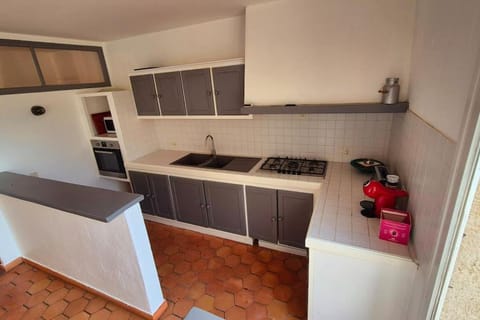 Coffee/tea facilities, Kitchen or kitchenette, dishwasher, stove, toaster