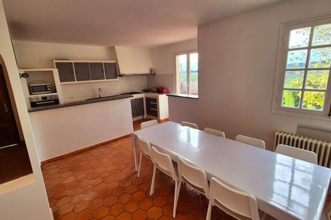 Kitchen or kitchenette, Dining area, oven, stove