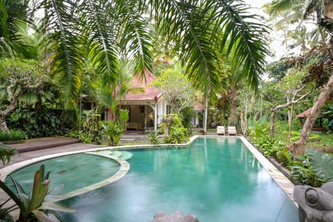 Property building, Garden view, Pool view, Swimming pool