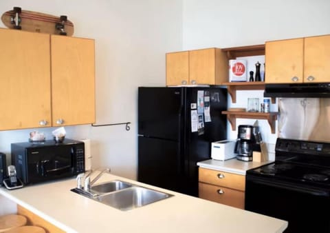 Coffee/tea facilities, Kitchen or kitchenette, oven, stove