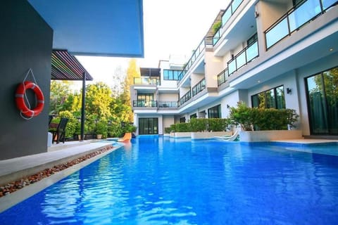 Property building, Day, Pool view, Swimming pool, Swimming pool, sunbed