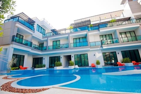 Property building, Day, Pool view, Swimming pool, Swimming pool, sunbed