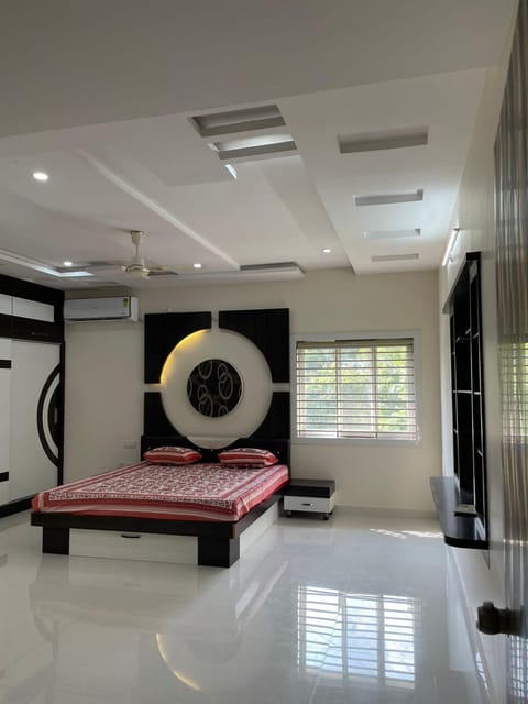 Bed, Photo of the whole room, Bedroom, air conditioner