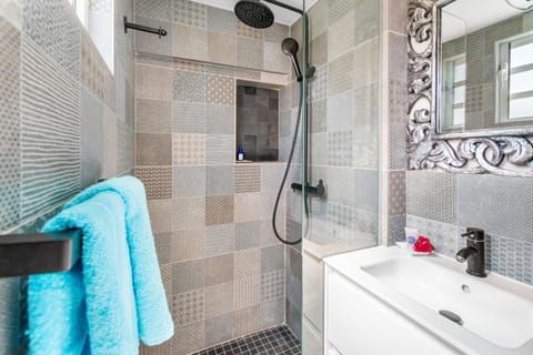 Shower, Bathroom, towels