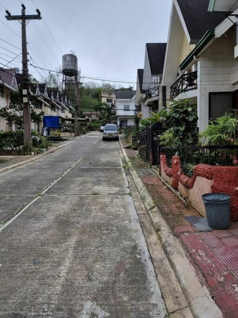 Cozy Townhouse own parking Wi-Fi House in Baguio