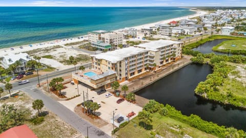 Property building, Day, Neighbourhood, Natural landscape, Bird's eye view, Beach, Pool view, Sea view, Swimming pool