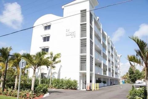 Designer 2 by2 with balcony by the beach Apartment in Boca Raton