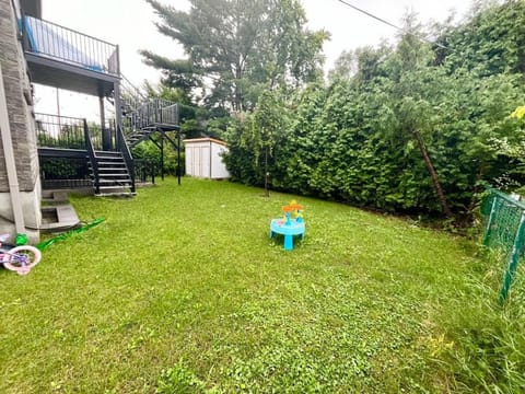 Tropical Rainforest Retreat, 3BR Oasis and Free Parking Apartment in Longueuil