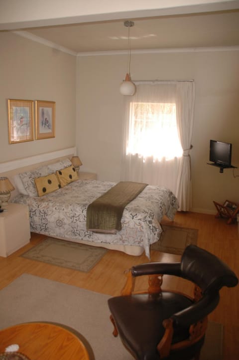 Bed, Seating area