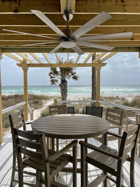 Emerald Surf On The Beach House in Lower Grand Lagoon