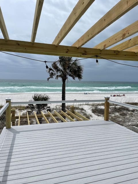 Emerald Surf On The Beach House in Lower Grand Lagoon