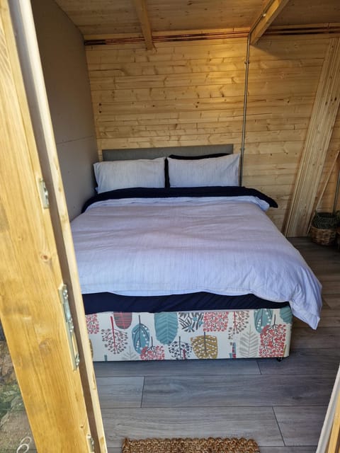 Super cosy, self-contained cabin private Ensuite Apartment in Cardiff