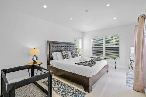 Dream Stay 4BR Pool,Jacuzzi and Fire Pit by the Beach Villa in Hollywood