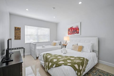 Dream Stay 4BR Pool,Jacuzzi and Fire Pit by the Beach Villa in Hollywood