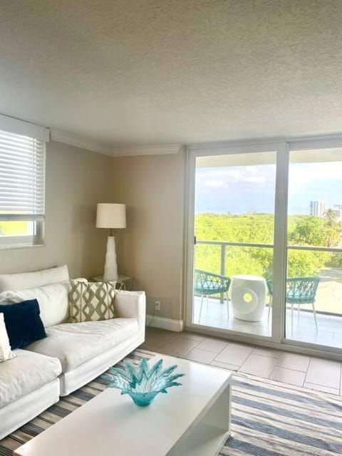 Elegant 2Br with Balcony by the Beach Apartment in Boca Raton