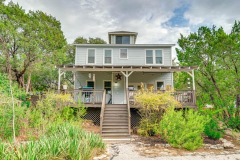 Near Lake Travis - Home with Decks and Yard! Casa in Lake Austin