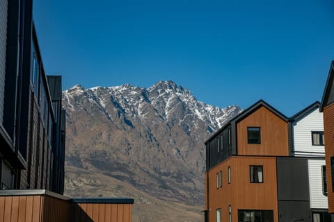 Multi-floor Townhouse in Vibrant Retail District Apartment in Queenstown