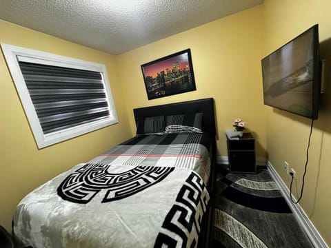 Bed, TV and multimedia, Evening entertainment, Bedroom